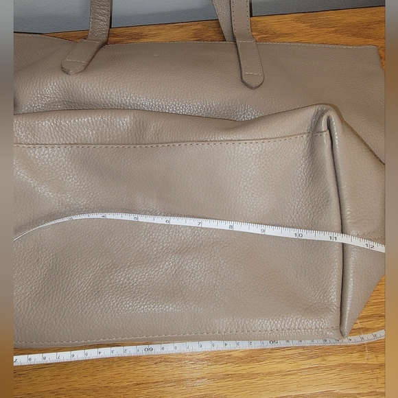 Cuyana Revive genuine leather Tote with gold monogram - Picture 11 of 15